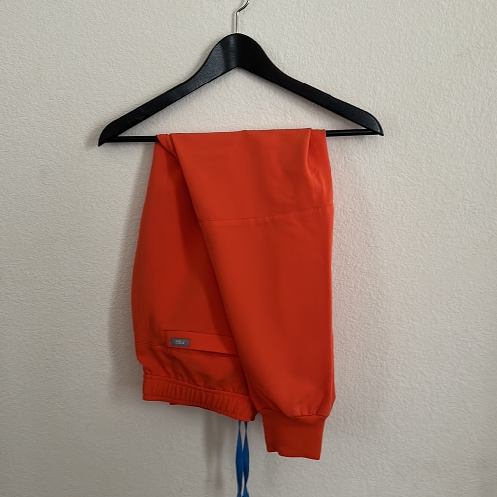 Figs Tansen Joggers Sunset Orange Scrub Bottoms size small short